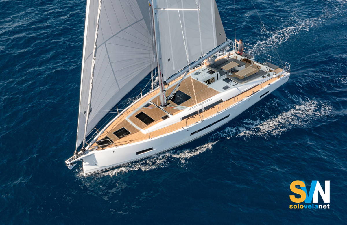 L'Hanse 460 in navigazione ripreso dall'alto