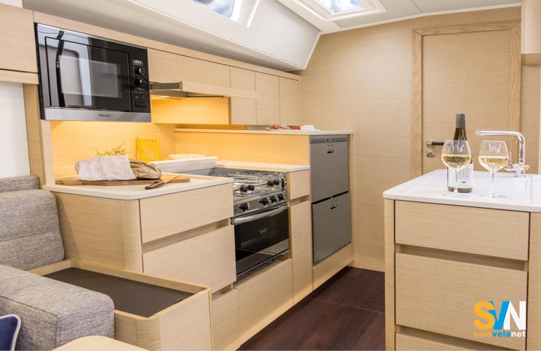 La cucina si trova tra la dinette e la cabina di poppa di dritta