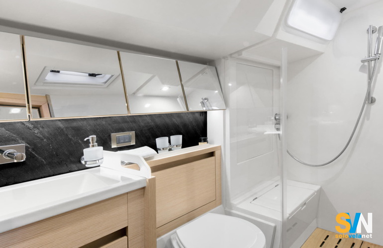 Il bagno di poppa con il box doccia
