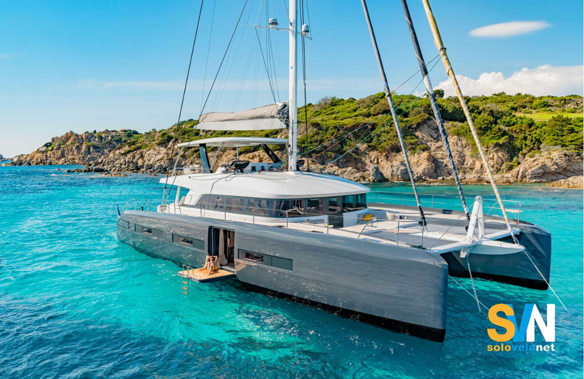 Il Seventy7 all'ancora, con estratta la spiaggetta privata