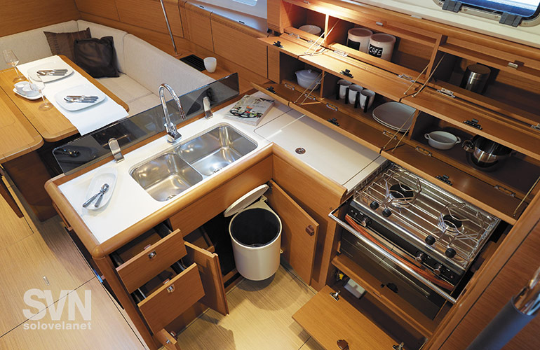 Sun Odyssey 389, la cucina