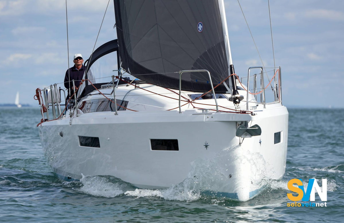 Il Sun Odyssey 380 in navigazione visto da prua