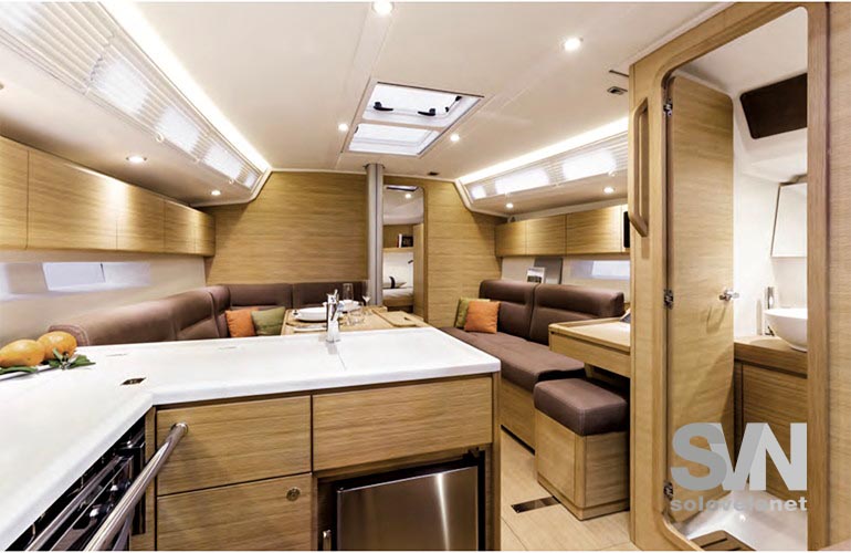 Grand Soleil 39 new, la dinette in teak