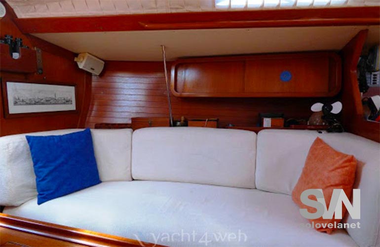 Grand Soleil 343, il divano contrapposto al tavolo