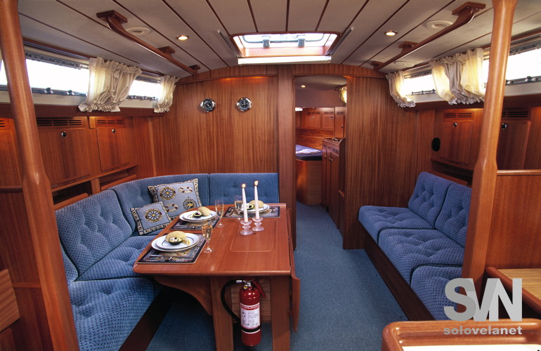 Hallberg Rassy 43, dinette con divanetto tradizionale