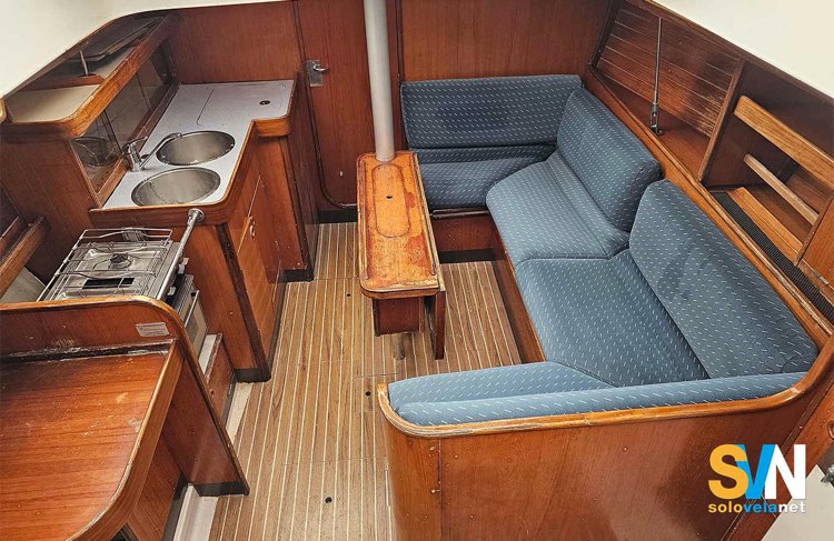 Oceanis 320, la dinette