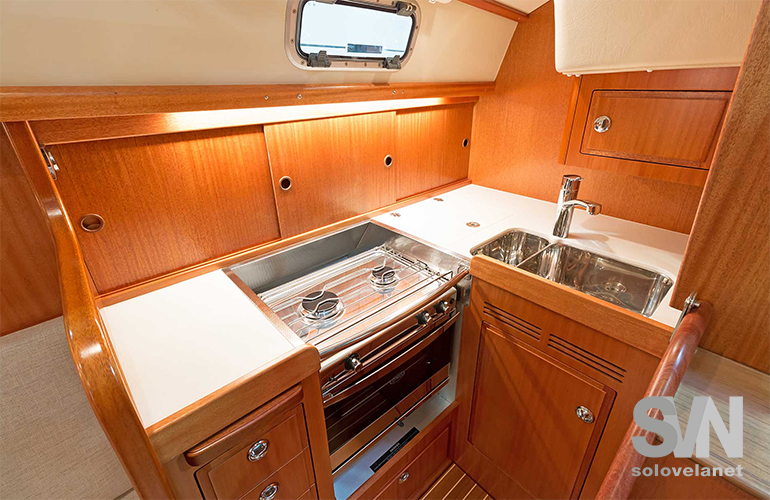 Hallberg Rassy 310, la cucina