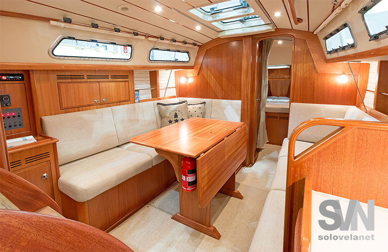 Hallberg Rassy 310, la dinette