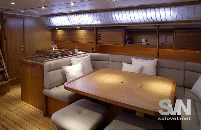 Grand Soleil 50 JV, il tavolo con l divano