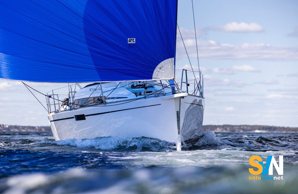L'Arcona 385 in navigazione visto da prua