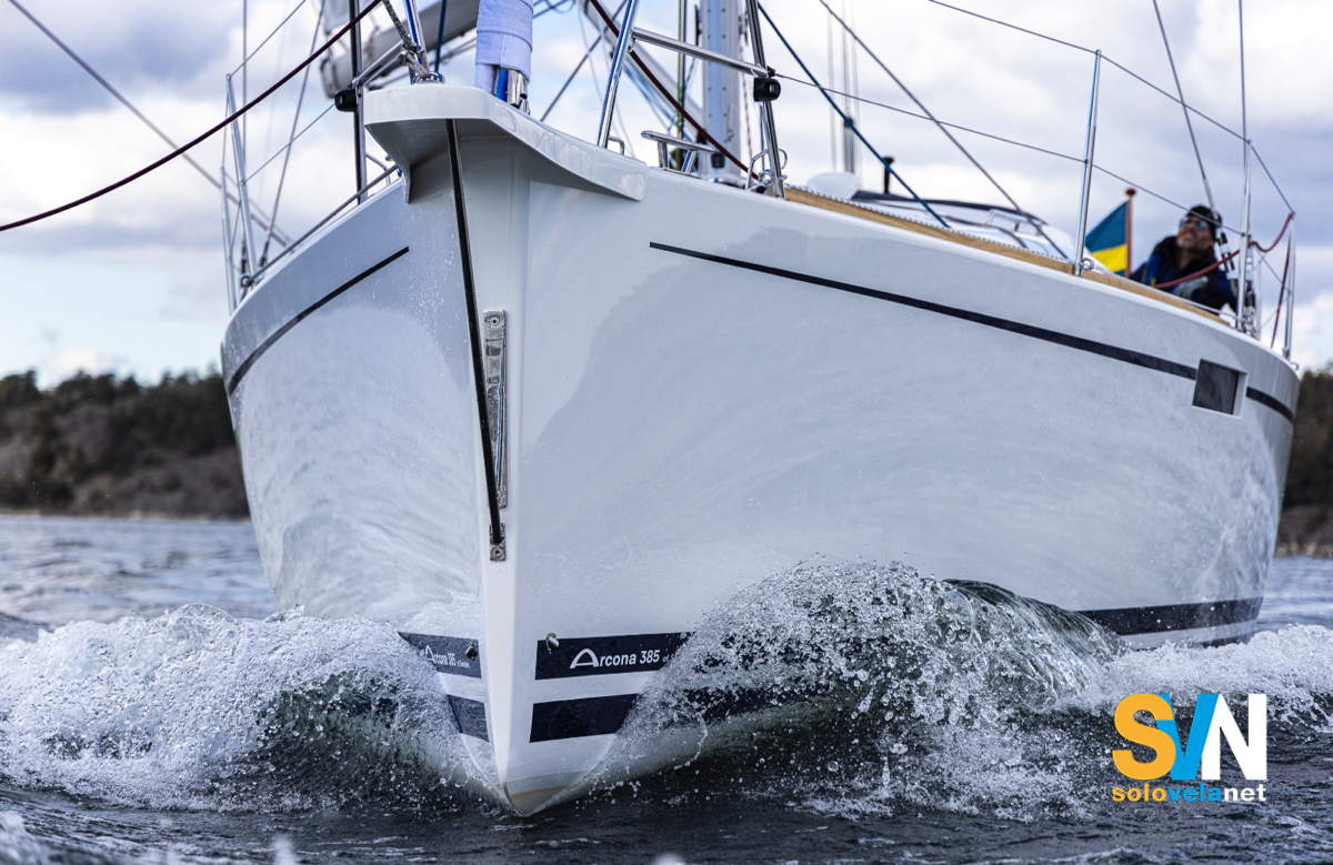 Un primo piano della prua dell'Arcona 385