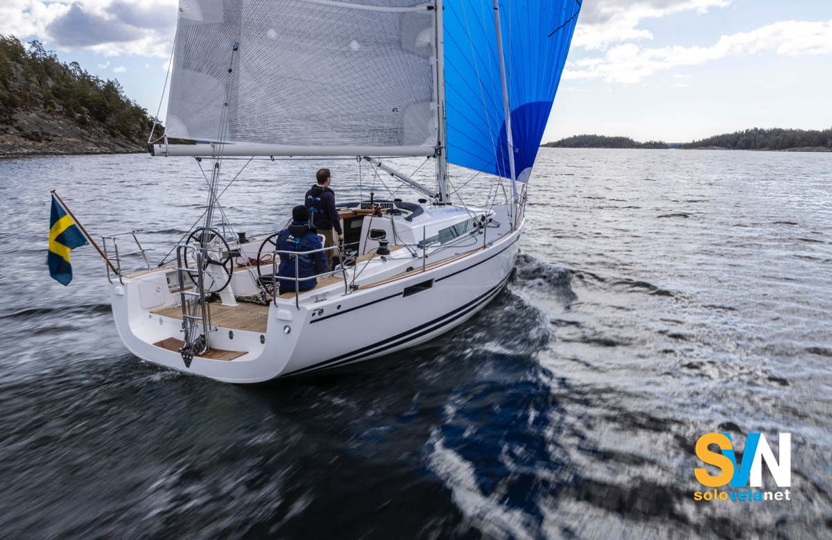 L'Arcona 385 in navigazione visto da poppa