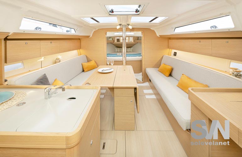 Dufour 360 GL, la dinette