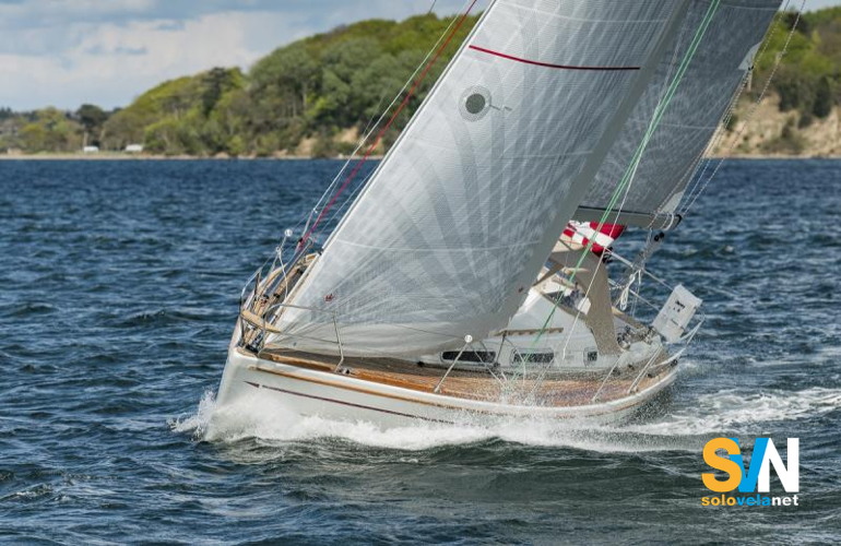 Il Faurby 370 in navigazione visto da prua