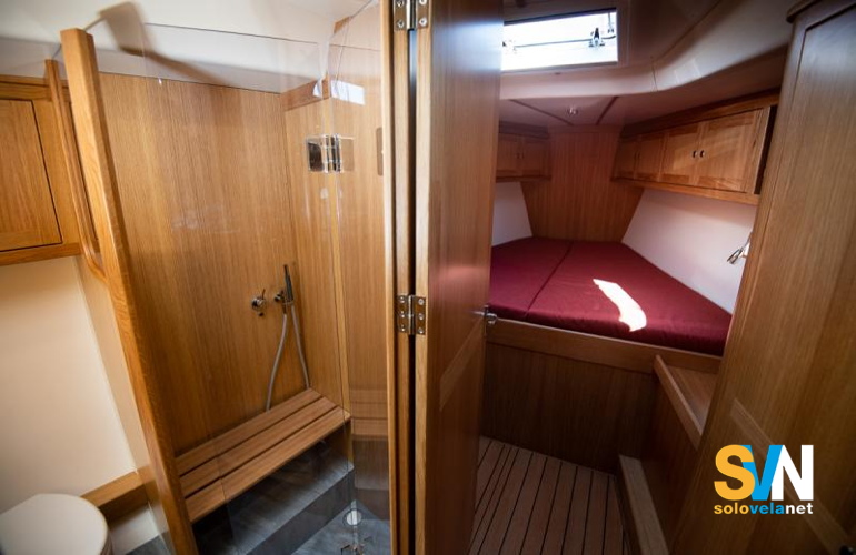 La cabina di prua del Faurby 460, con il bagno. È visibile il box doccia