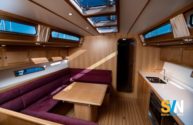 La dinette delFaurby 460, in una versione con la cucina in linea