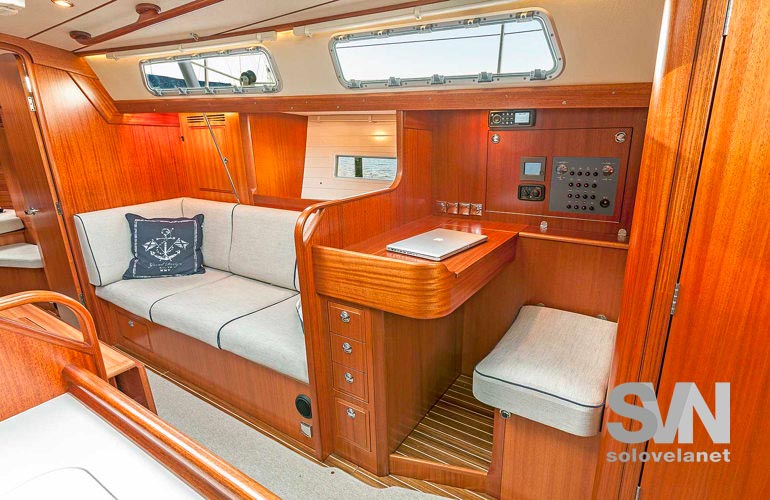Hallberg Rassy 412, tavolo carteggio