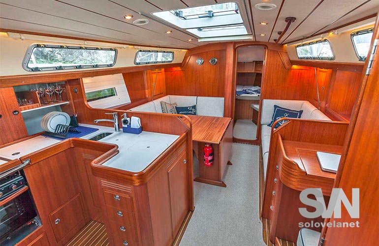 Hallberg Rassy 412,la dinette