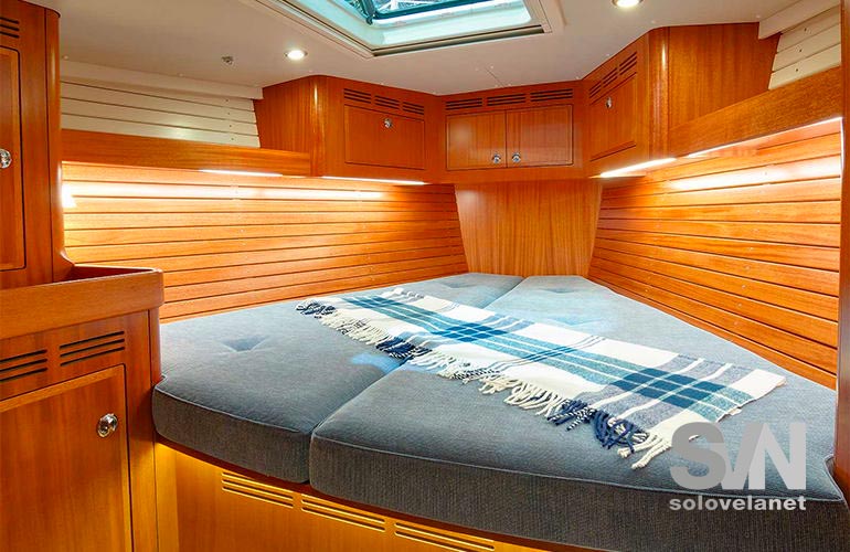 Hallberg Rassy 412, cabina di prua a V
