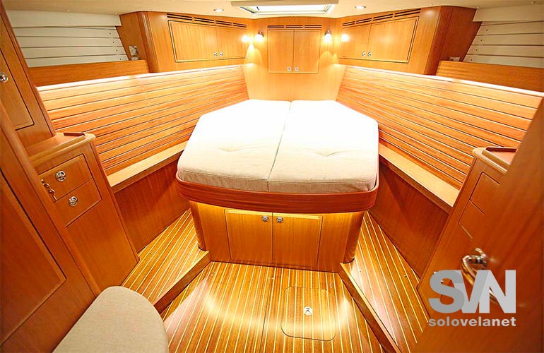 Hallberg Rassy 412, cabina di prua a letto centrale