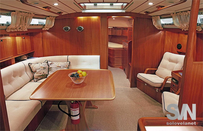Hallberg Rassy 43, dinette con poltroncine