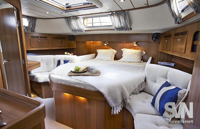 Hallberg Rassy 54, cabina armatoriale con letto centrale