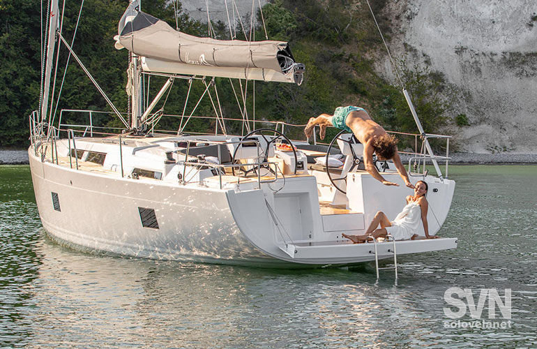 Hanse 458,in rada con la plancetta aperta