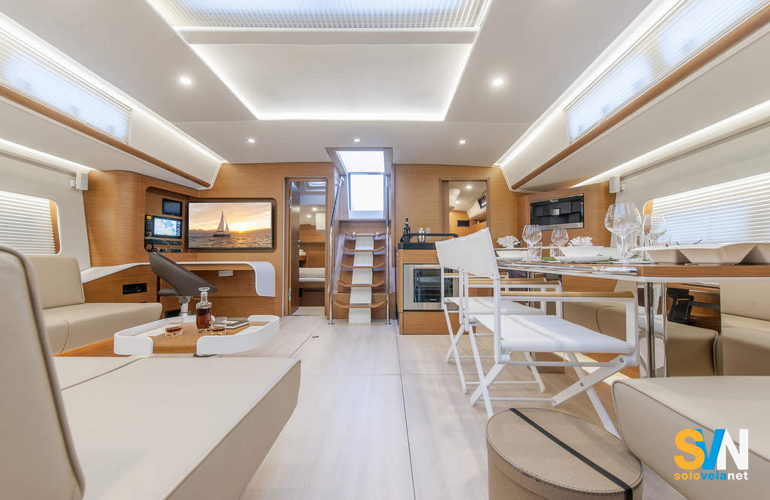 Hanse 675 : la dinette vista da prua