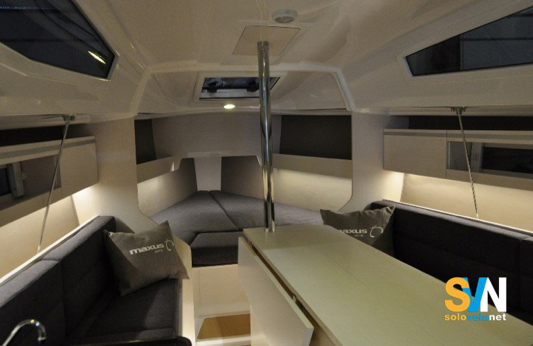 La dinette del Maxus 26 nella versione a deriva mobile