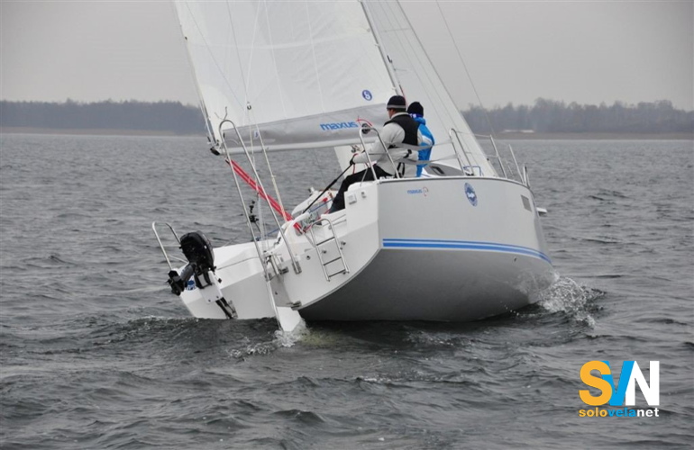 Il Maxus 26 in navigazione visto da poppa