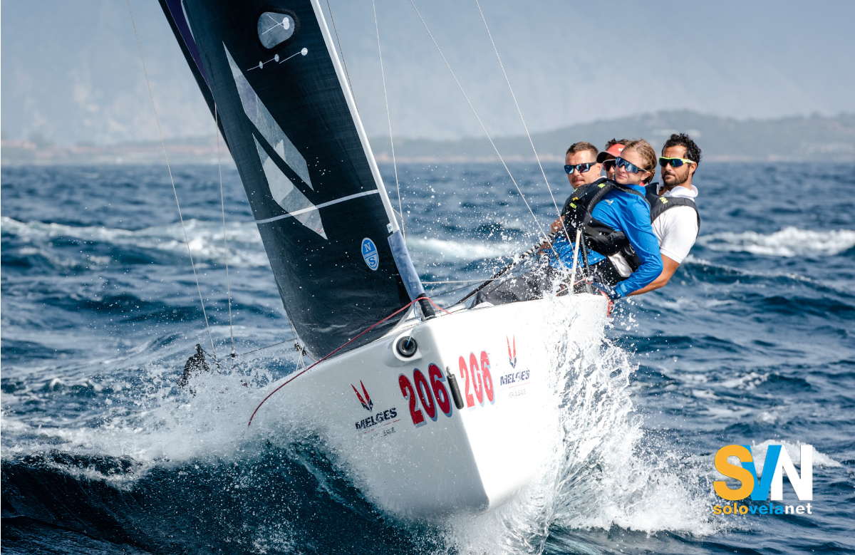Il Melges 20 in regata, visto da prua