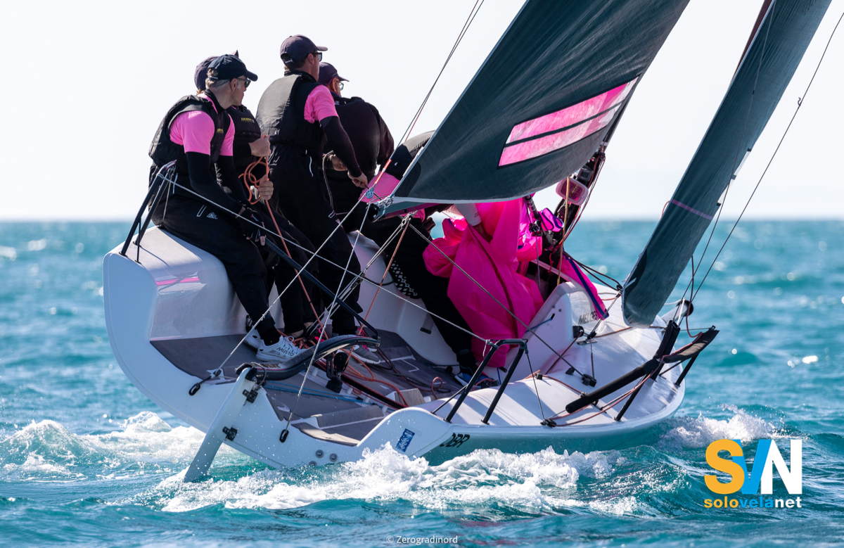 Il Melges 24 in regata, visto da poppa