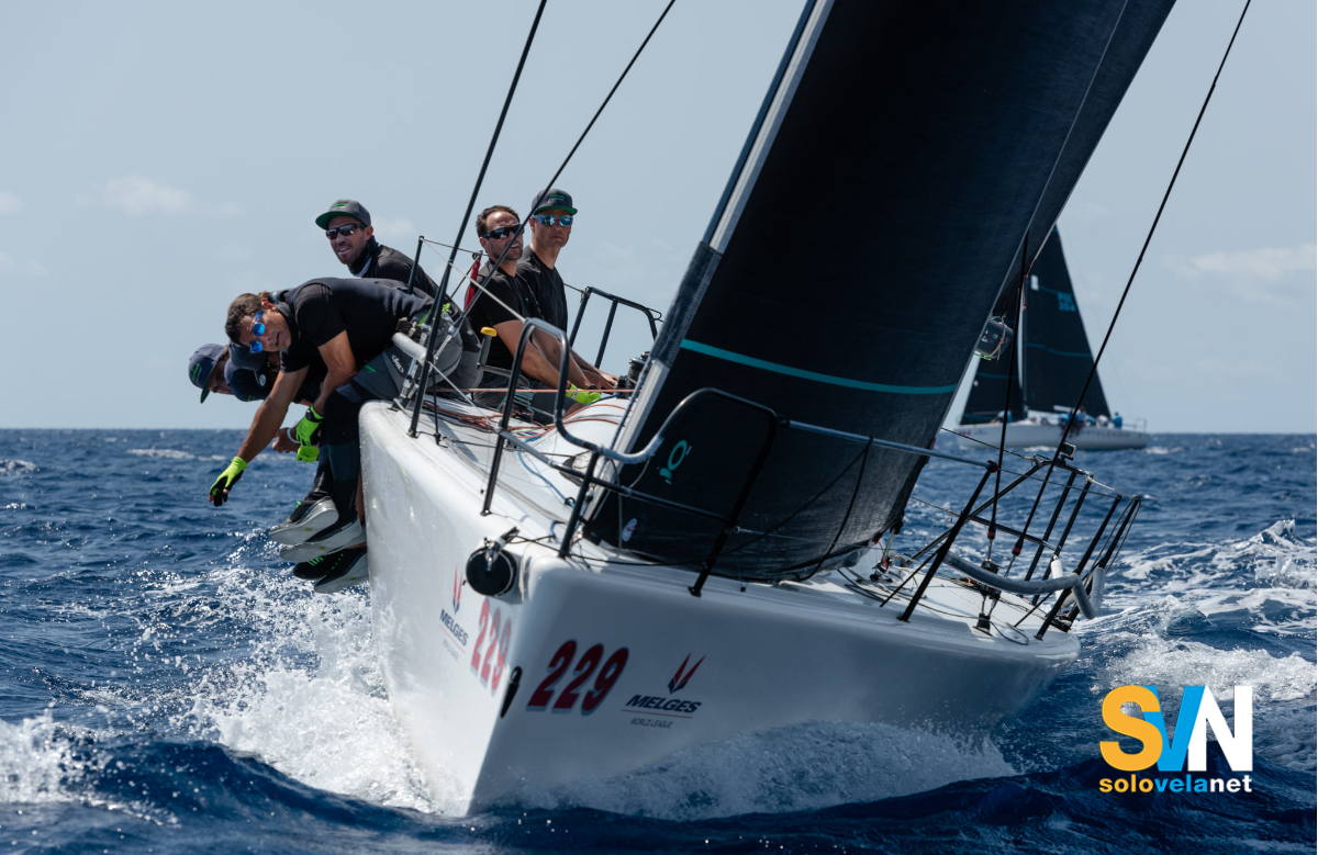 Il Melges 32 in regata, visto da prua