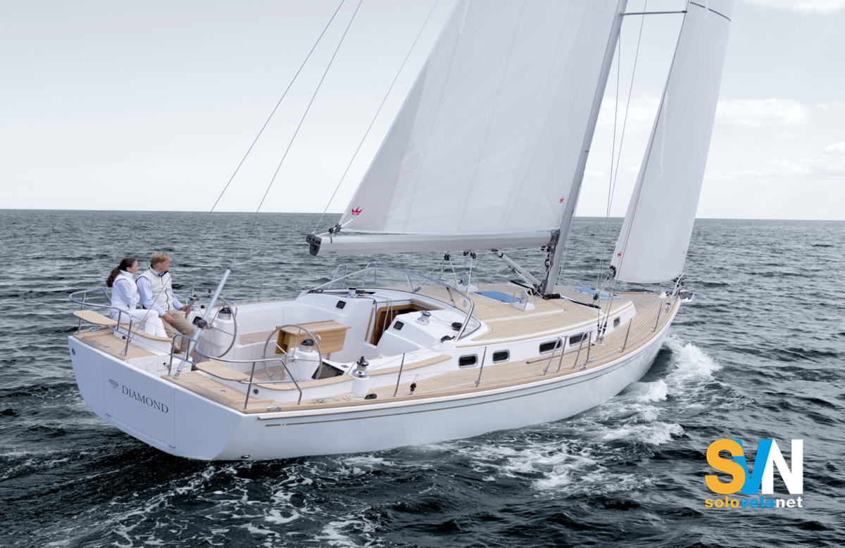 Il Moody 41 AC in navigazione visto di lato