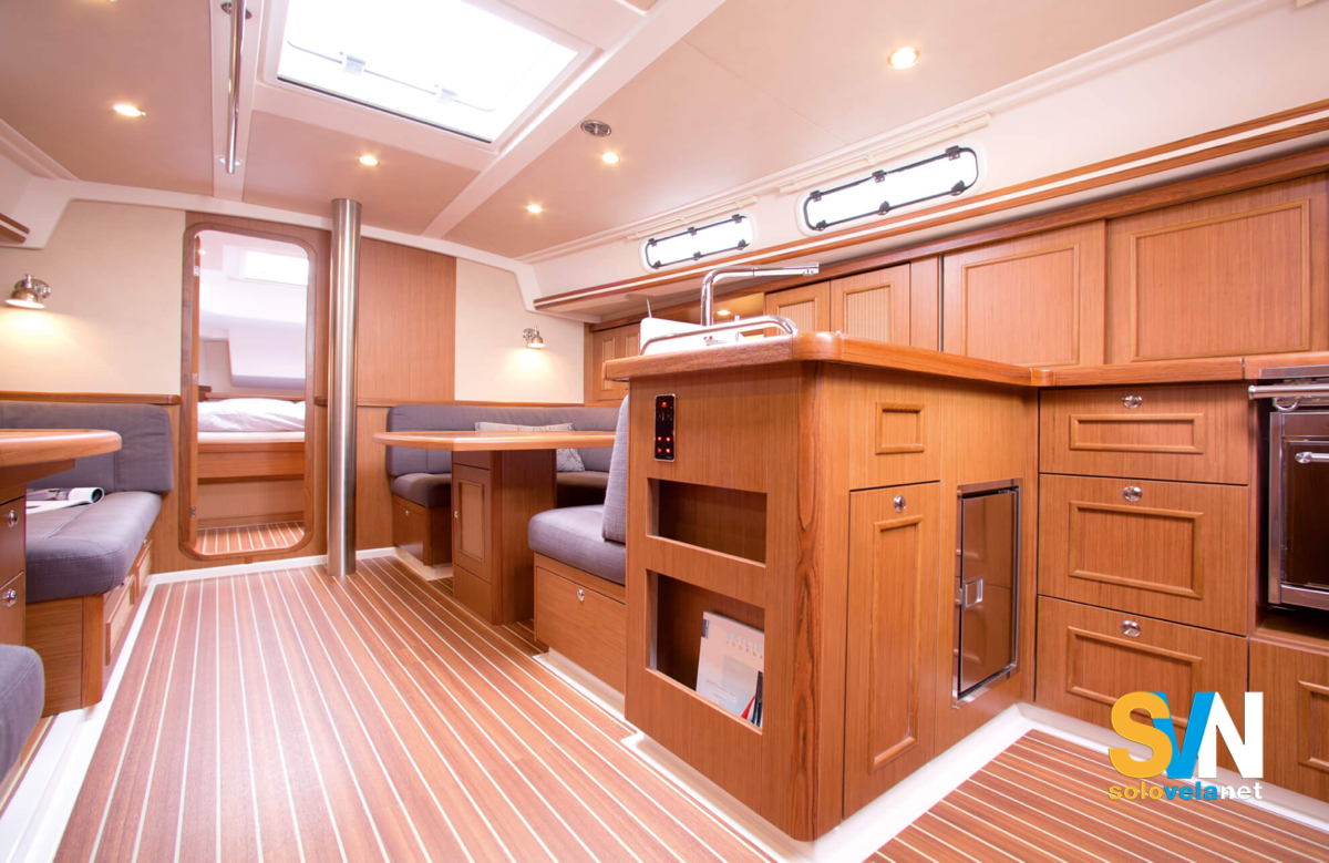 La dinette del Moody 41 AC vista da poppa