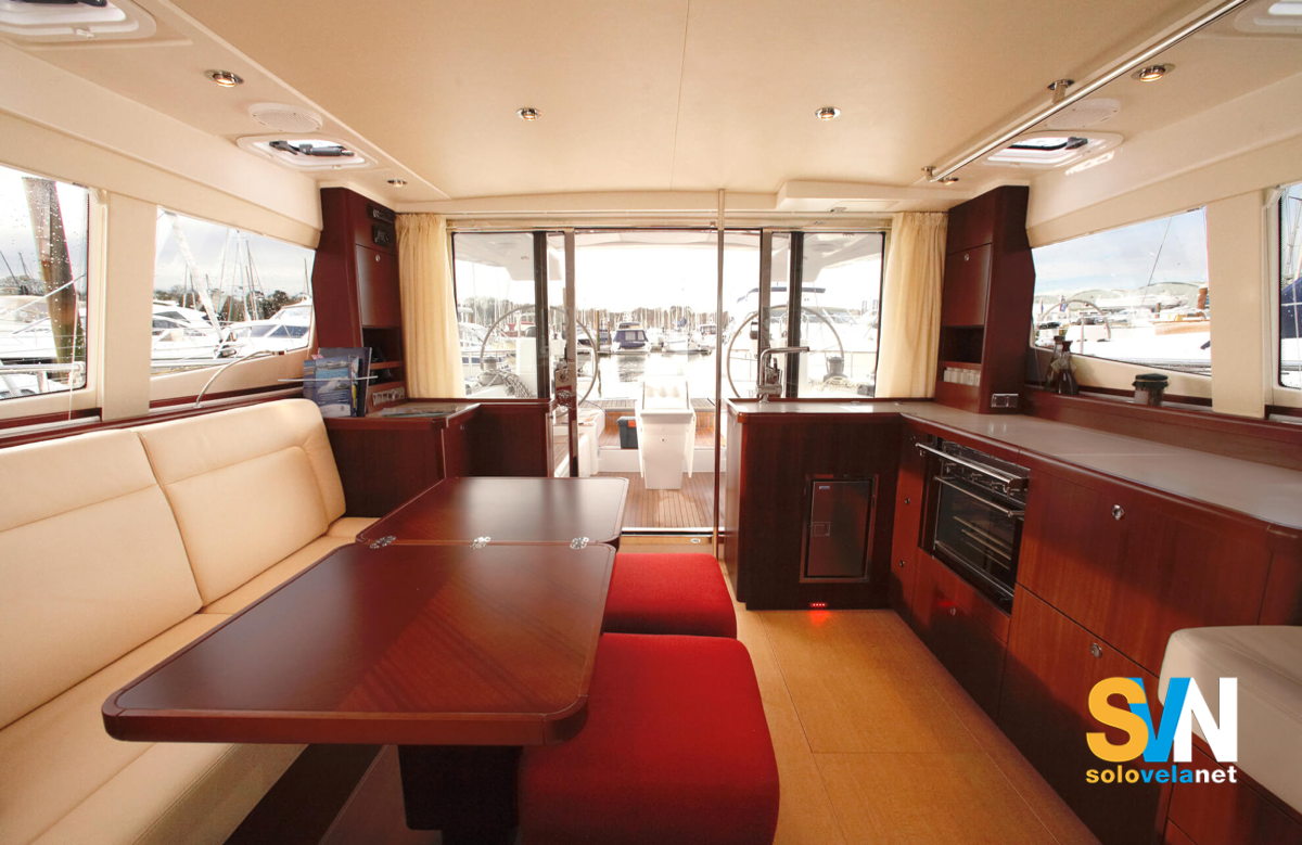 La dinette del Moody 45 DS, visto da prua