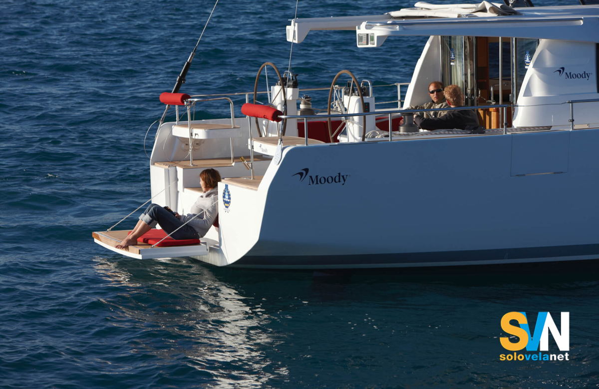 Il Moody 45 DS all'ancora, con la plancetta aperta