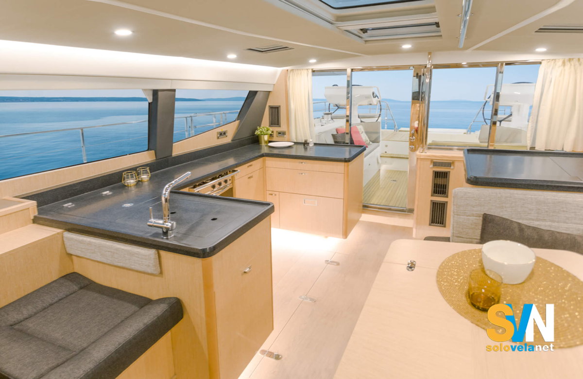 Il deck saloon del Moody 54 DS visto da prua