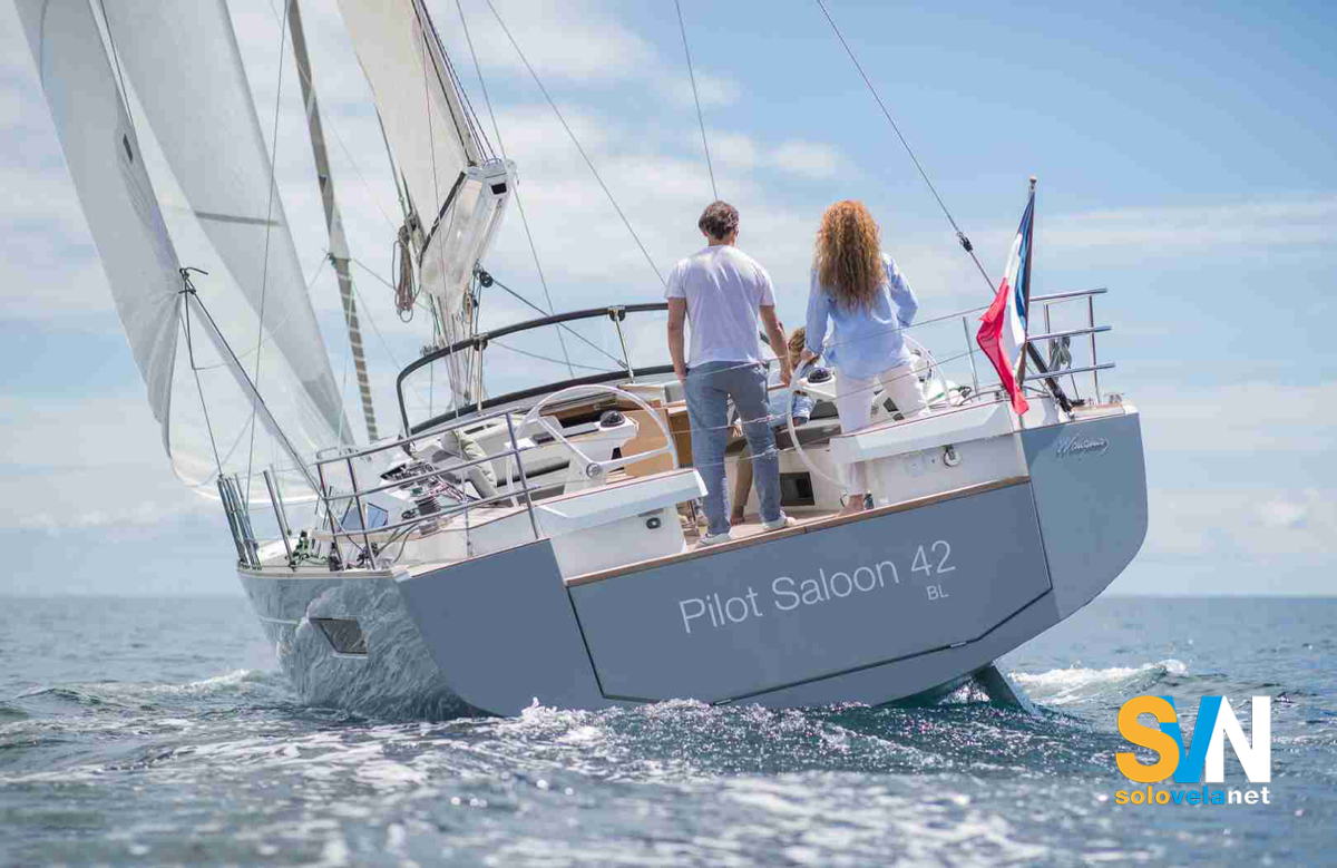 Il Pilot Saloon 42 in navigazione visto da poppa
