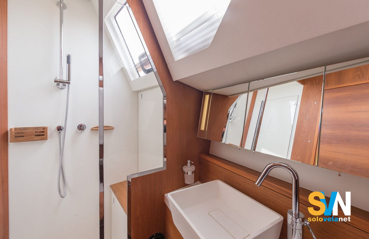 Uno dei bagni del Pilot Saloon 58, con il box doccia separato