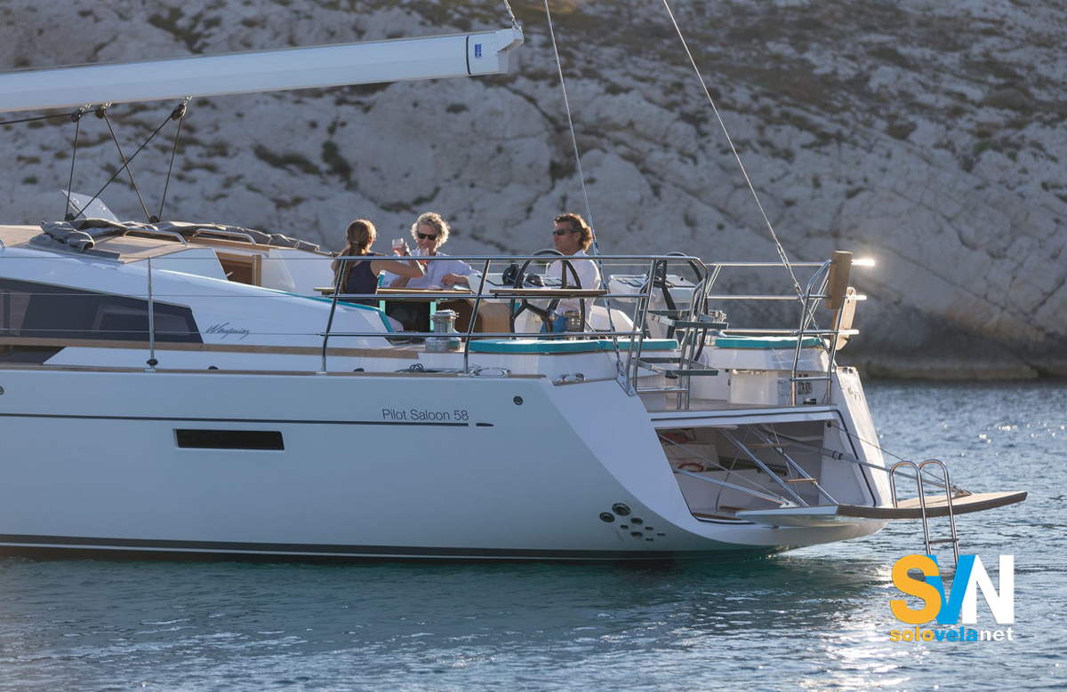 Un particlare della poppa del Pilot Saloon 58, con la plancetta aperta
