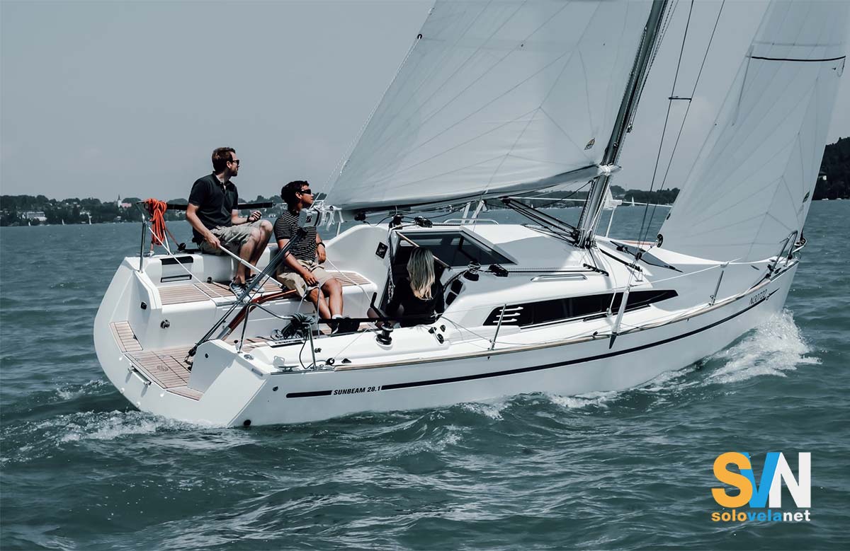 Il Sunbeam 28.1 con lo scafo bianco in navigazione
