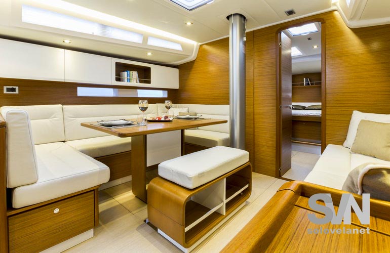 Grand Soleil 47, il tavolo don il divanetto mobile