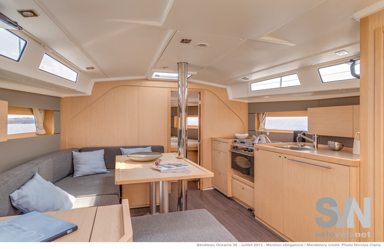 Oceanis 38, dinette nelal versione cruiser con la cabina di prua separata