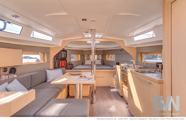 Oceanis 38, dinette nella versione weekender con open space sulla cabina di prua