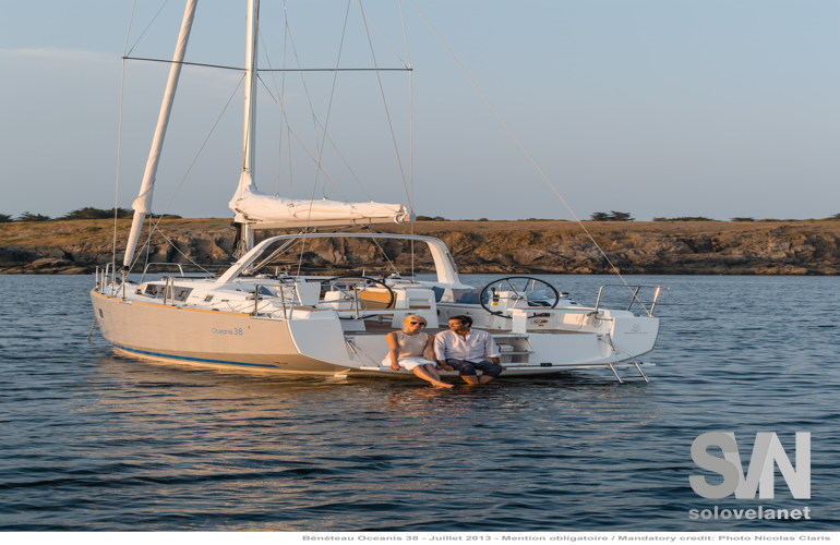Oceanis 38, in rada vista da poppa