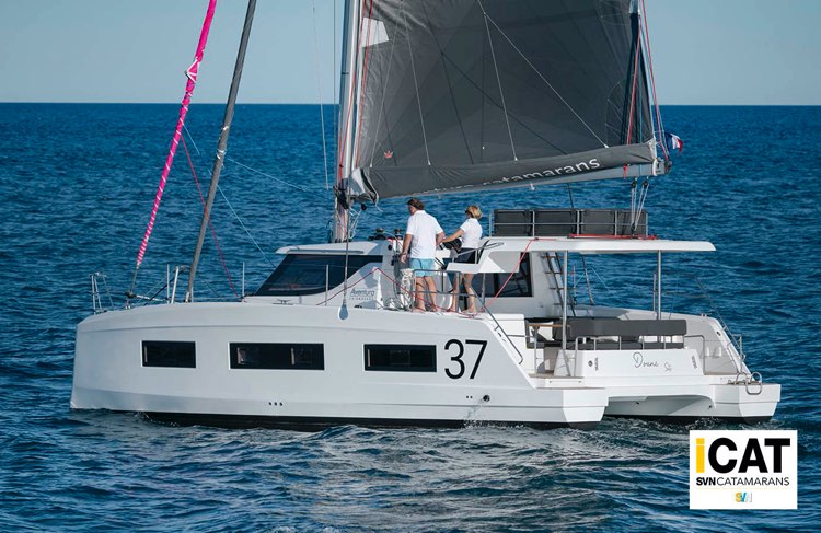 Aventura 37, un catamarano che diverte anche a vela, in questa foto la barca ha un fiocco e un code 0 avvolgibili