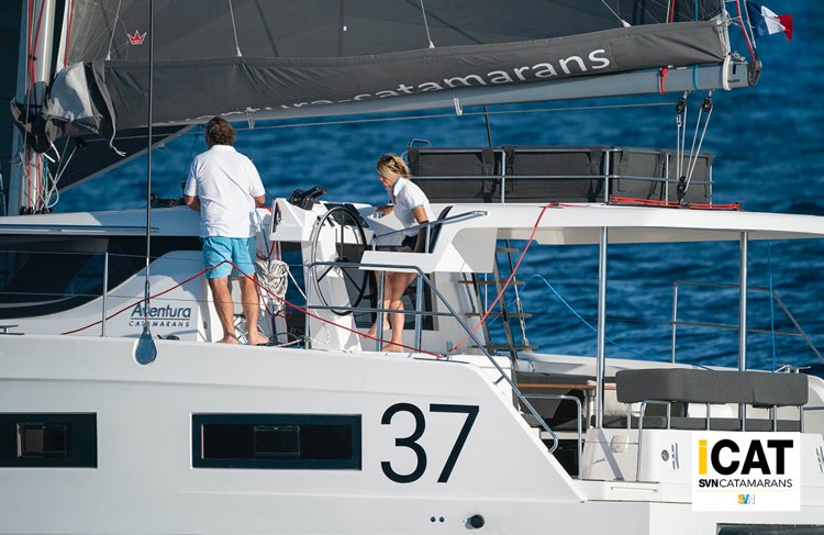 Aventura 37, il prendisole che la barca ha in tuga è molto sfruttato dai suoi ospiti