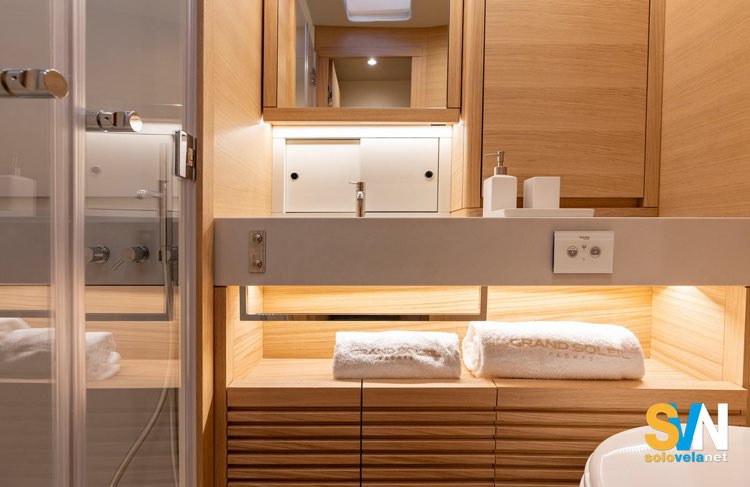 Grand Soleil 65 Performance, un particolare di un bagno