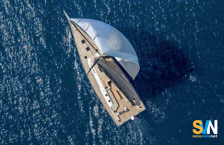 Grand Soleil 65 Performance, il coronamento è molto vicino, in larghezza, al baglio massimo